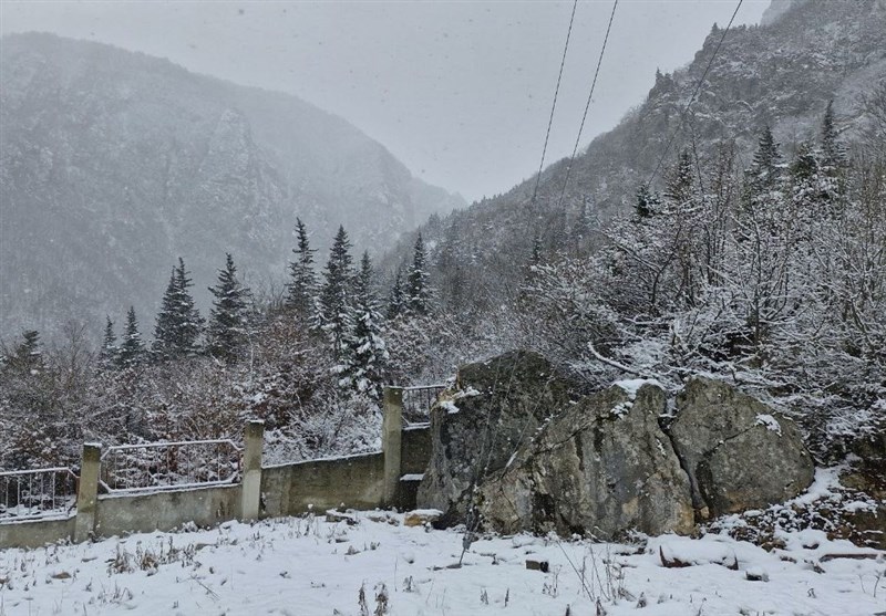 برف سنگین در رودسر/ جاده 21 روستای اشکورات مسدود شد