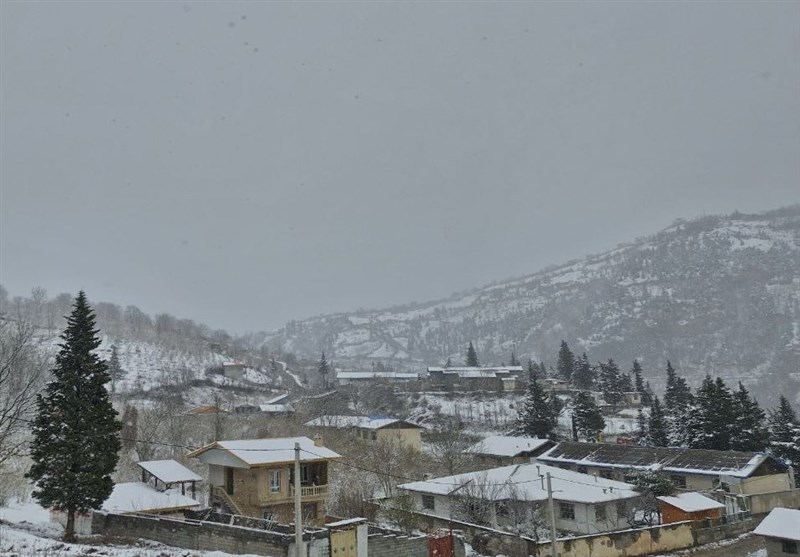 برف سنگین در رودسر/ جاده 21 روستای اشکورات مسدود شد