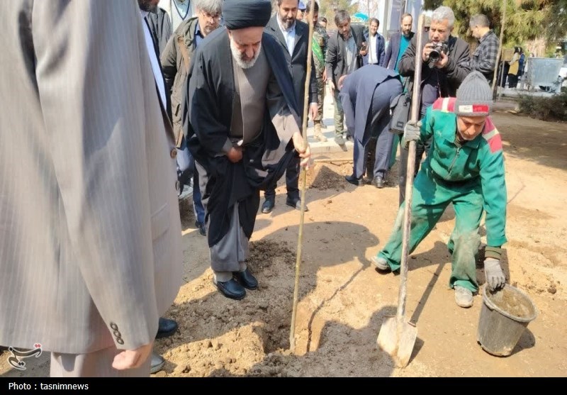آئین گل‌افشانی مزار شهدای دفاع مقدس در قطعه 25 بهشت زهرا(س)