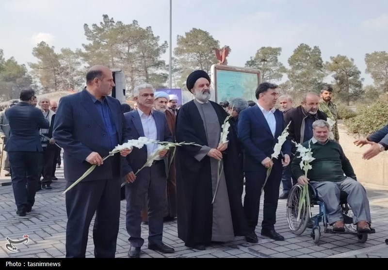 آئین گل‌افشانی مزار شهدای دفاع مقدس در قطعه 25 بهشت زهرا(س)