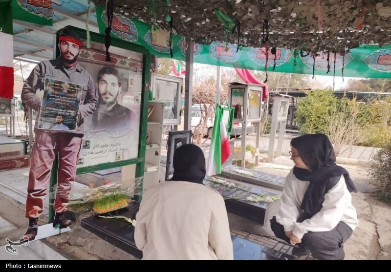 آئین گل‌افشانی مزار شهدای دفاع مقدس در قطعه 25 بهشت زهرا(س)
