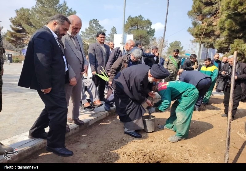 آئین گل‌افشانی مزار شهدای دفاع مقدس در قطعه 25 بهشت زهرا(س)