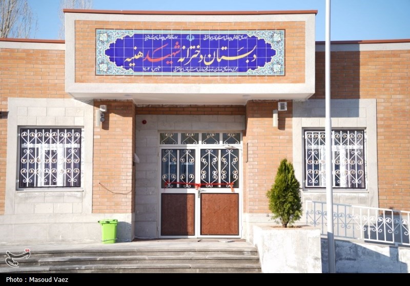 خداحافظی دانش‌آموزان روستای اسپراخوان با مدرسه سنگی