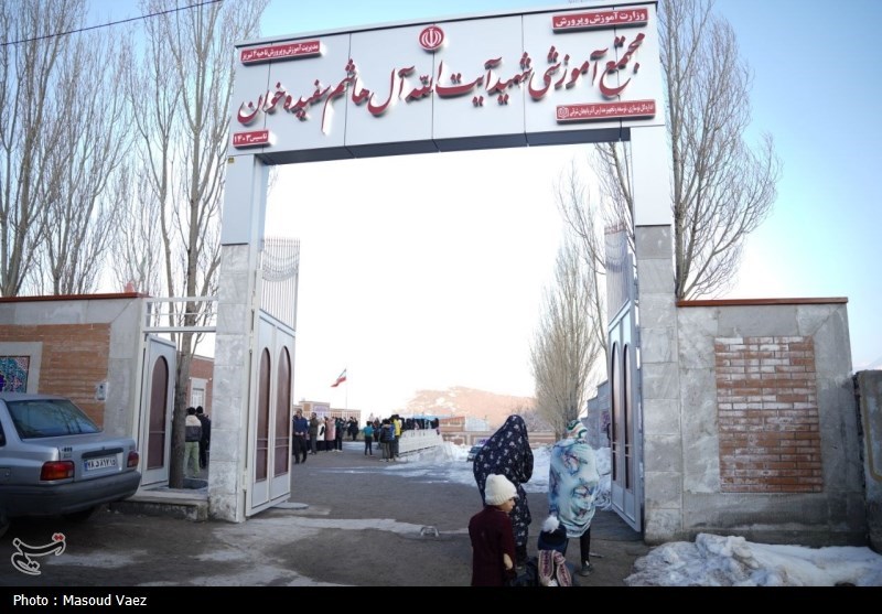 خداحافظی دانش‌آموزان روستای اسپراخوان با مدرسه سنگی