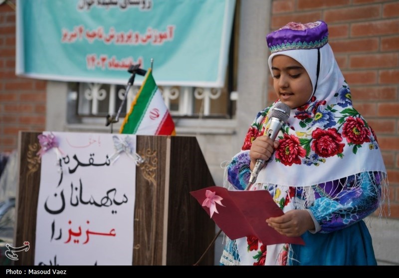 خداحافظی دانش‌آموزان روستای اسپراخوان با مدرسه سنگی