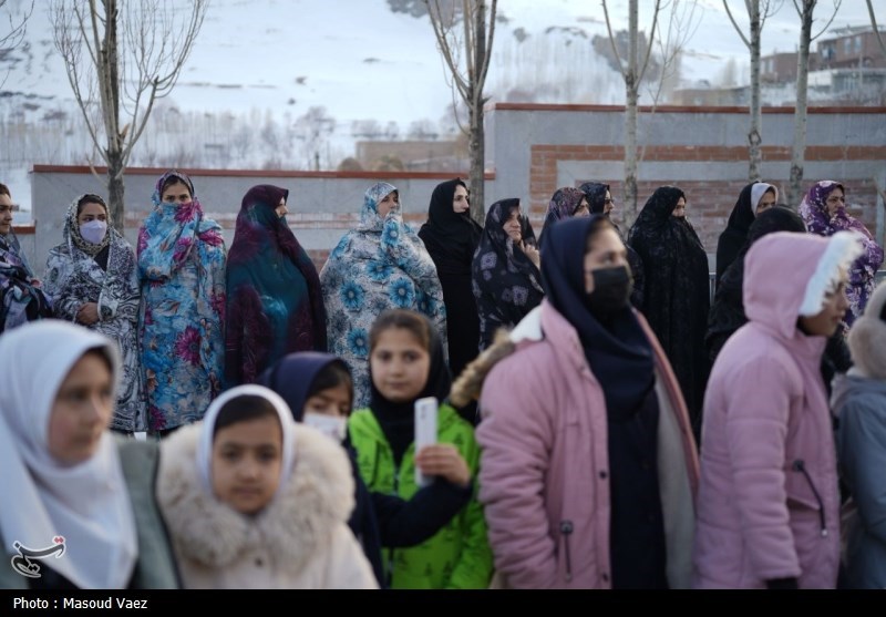 خداحافظی دانش‌آموزان روستای اسپراخوان با مدرسه سنگی