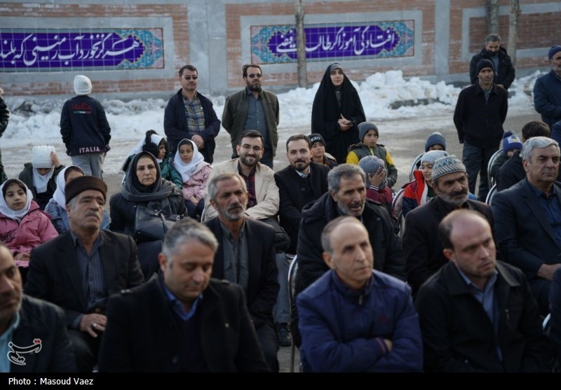 خداحافظی دانش‌آموزان روستای اسپراخوان با مدرسه سنگی