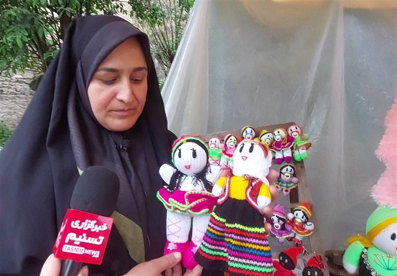 استقبال گردشگران از عروسک‌های هنر دست بانوان ماسوله‌ای
