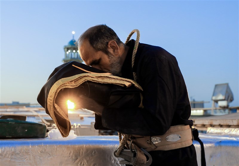 تعویض پرچم حرم رضوی به مناسبت شهادت امام صادق(ع)+عکس