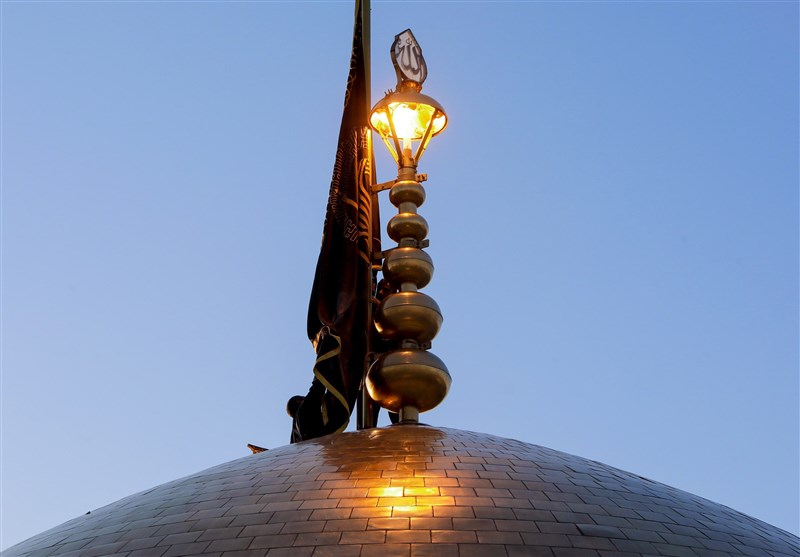 تعویض پرچم حرم رضوی به مناسبت شهادت امام صادق(ع)+عکس