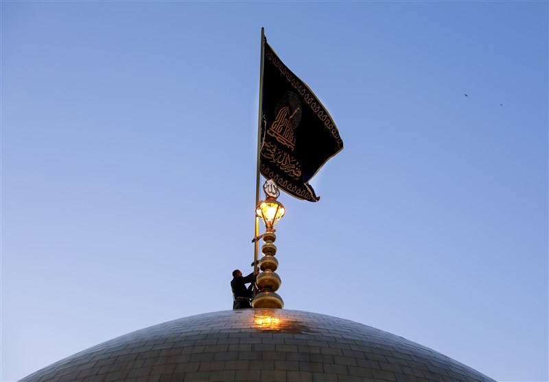 تعویض پرچم حرم رضوی به مناسبت شهادت امام صادق(ع)+عکس