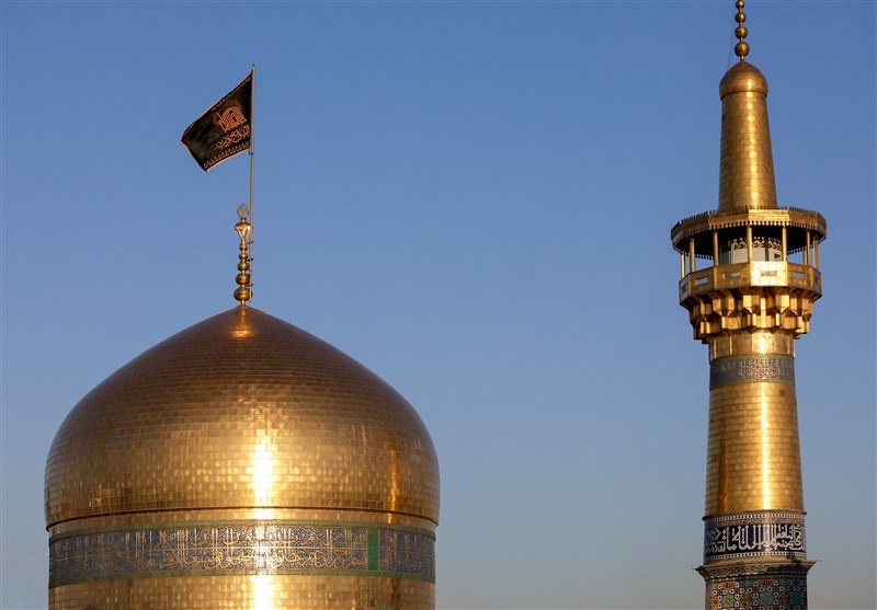 تعویض پرچم حرم رضوی به مناسبت شهادت امام صادق(ع)+عکس