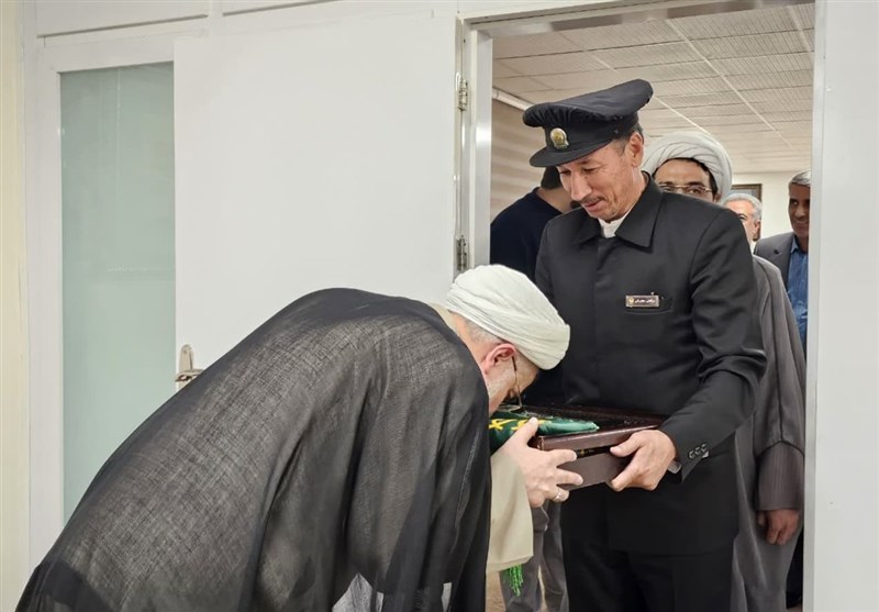امام رضا(ع) همچون خورشیدی تابان بر زندگی ایرانیان می‌تابد