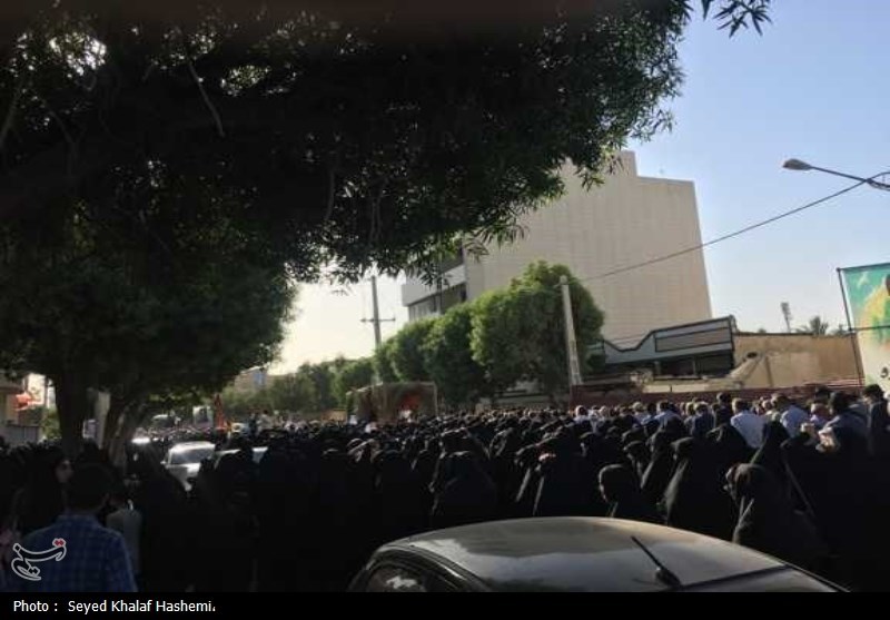 تشییع پیکر مطهر شهید دوران دفاع مقدس در بوشهر+ عکس