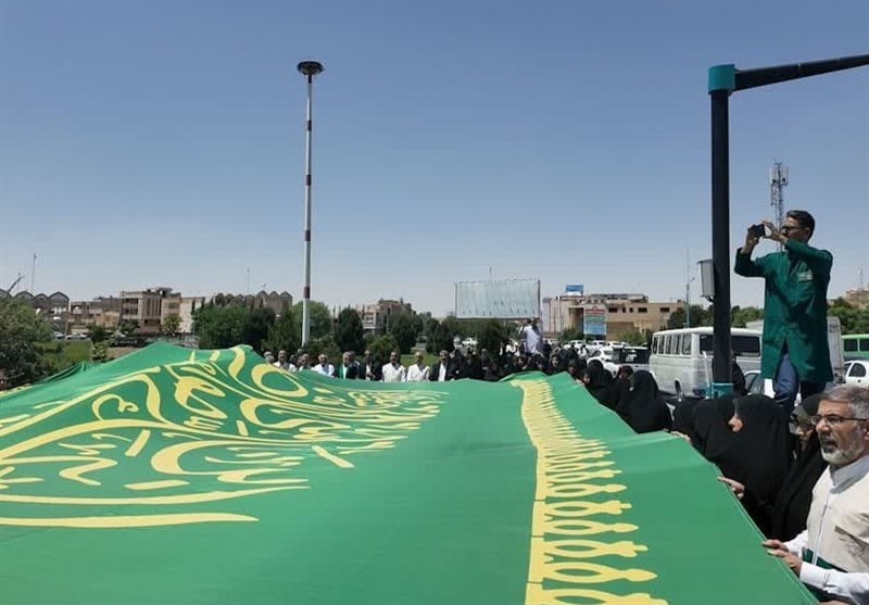 پرچم متبرک حرم رضوی در میدان امام حسین (ع) یزد برافراشته شد