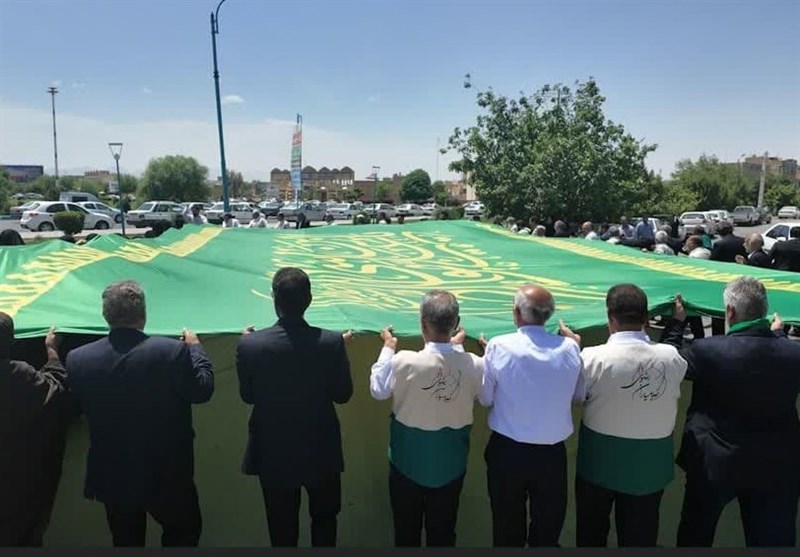 پرچم متبرک حرم رضوی در میدان امام حسین (ع) یزد برافراشته شد