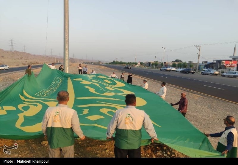 پرچم نور رضوی در روستای گوربند میناب به اهتزاز درآمد