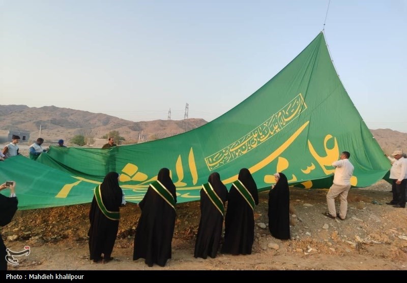 پرچم نور رضوی در روستای گوربند میناب به اهتزاز درآمد