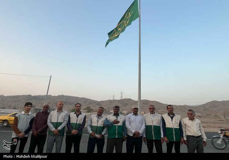 پرچم نور رضوی در روستای گوربند میناب به اهتزاز درآمد
