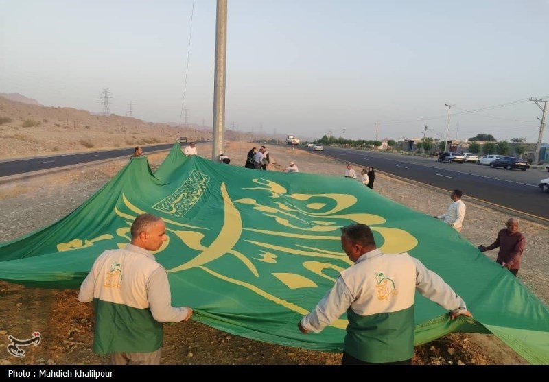 پرچم نور رضوی در روستای گوربند میناب به اهتزاز درآمد