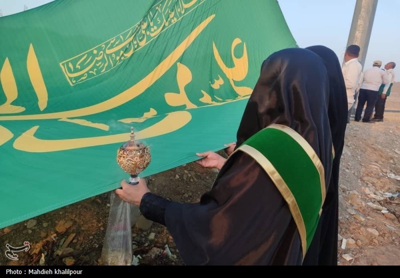 پرچم نور رضوی در روستای گوربند میناب به اهتزاز درآمد