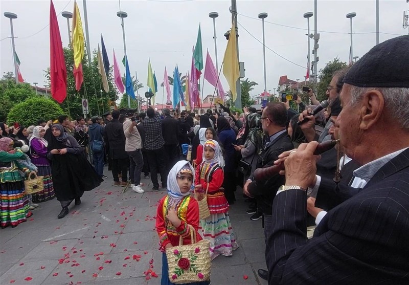 گیلانی‌های عاشق به استقبال خدام حرم مطهر رضوی رفتند+تصاویر