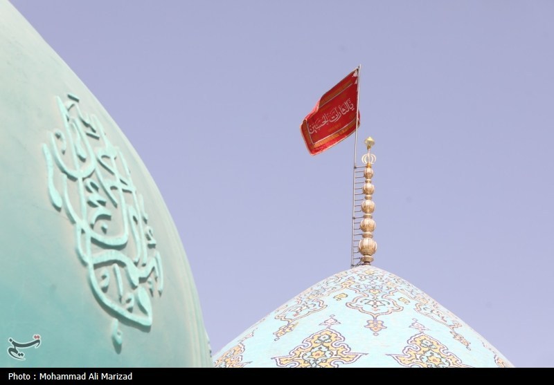 اهتزار پرچم سرخ یالثارات الحسین بر مسجد جمکران+ فیلم و عکس
