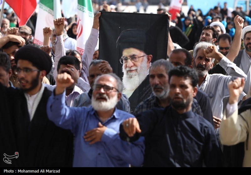 اهتزار پرچم سرخ یالثارات الحسین بر مسجد جمکران+ فیلم و عکس