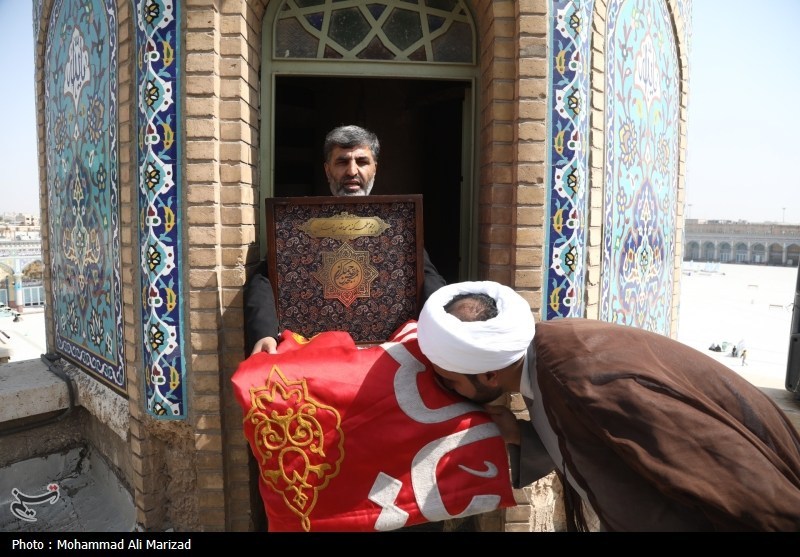 اهتزار پرچم سرخ یالثارات الحسین بر مسجد جمکران+ فیلم و عکس