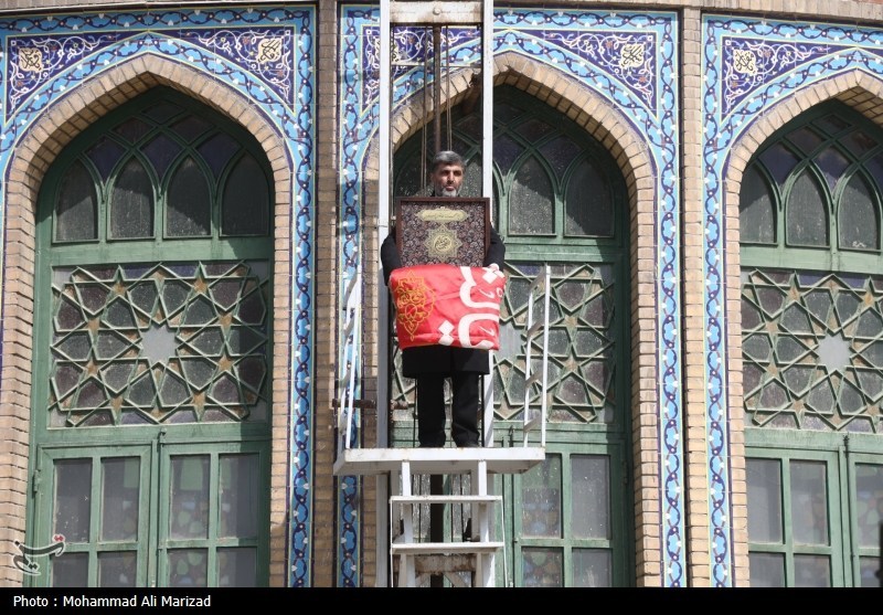 اهتزار پرچم سرخ یالثارات الحسین بر مسجد جمکران+ فیلم و عکس
