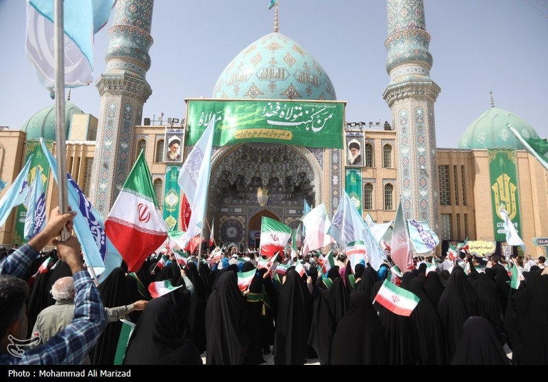اهتزار پرچم سرخ یالثارات الحسین بر مسجد جمکران+ فیلم و عکس
