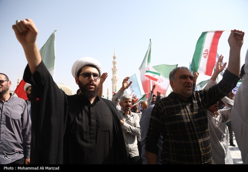 اهتزار پرچم سرخ یالثارات الحسین بر مسجد جمکران+ فیلم و عکس