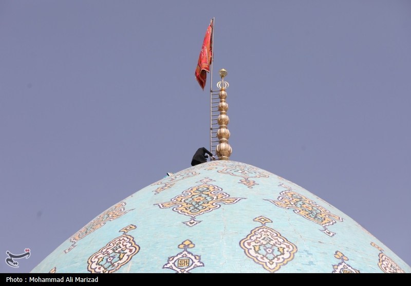 اهتزار پرچم سرخ یالثارات الحسین بر مسجد جمکران+ فیلم و عکس