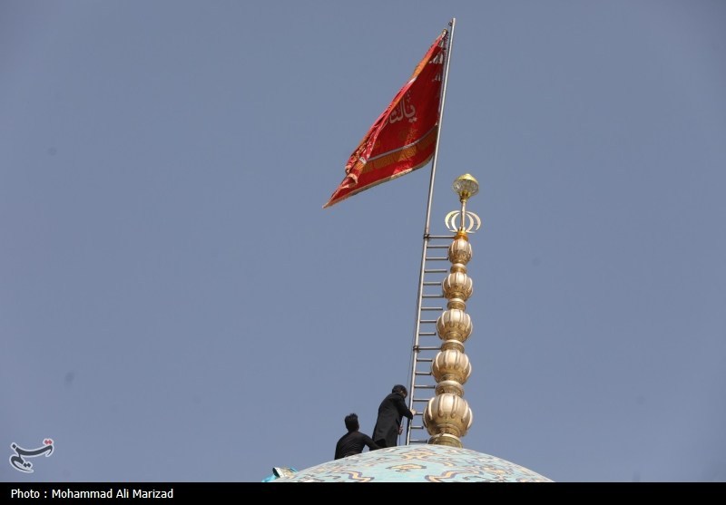 اهتزار پرچم سرخ یالثارات الحسین بر مسجد جمکران+ فیلم و عکس