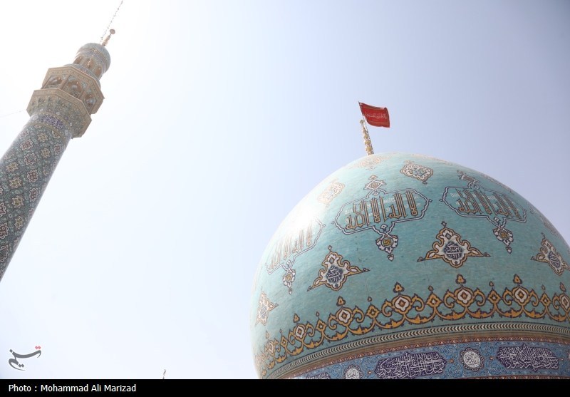 اهتزار پرچم سرخ یالثارات الحسین بر مسجد جمکران+ فیلم و عکس