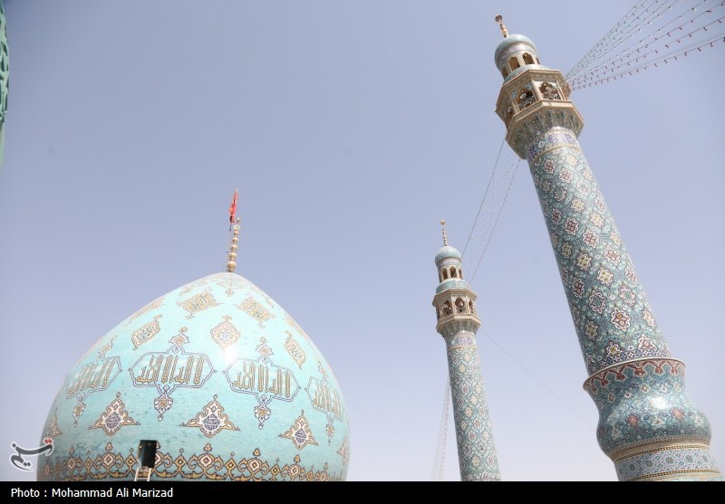 اهتزار پرچم سرخ یالثارات الحسین بر مسجد جمکران+ فیلم و عکس