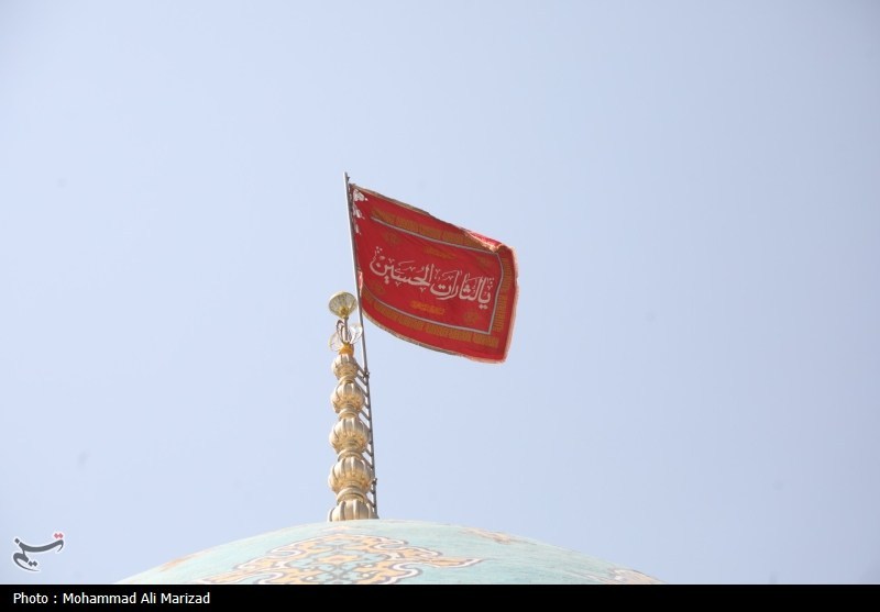 اهتزار پرچم سرخ یالثارات الحسین بر مسجد جمکران+ فیلم و عکس