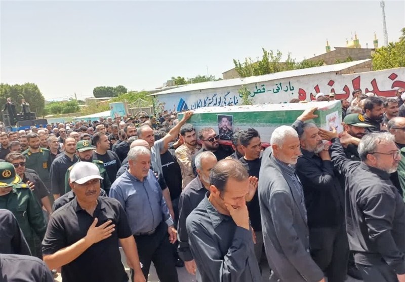 شهید حسین تک‌دهقان در روستای صالحیه نظرآباد آرام گرفت+تصویر