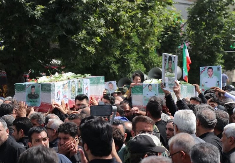 علی‌آبادکتول 2 فرزند شهیدش را در آغوش گرفت+تصاویر