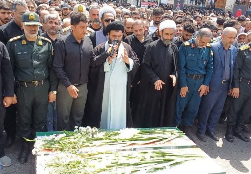 علی‌آبادکتول 2 فرزند شهیدش را در آغوش گرفت+تصاویر