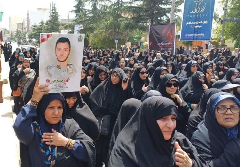 علی‌آبادکتول 2 فرزند شهیدش را در آغوش گرفت+تصاویر