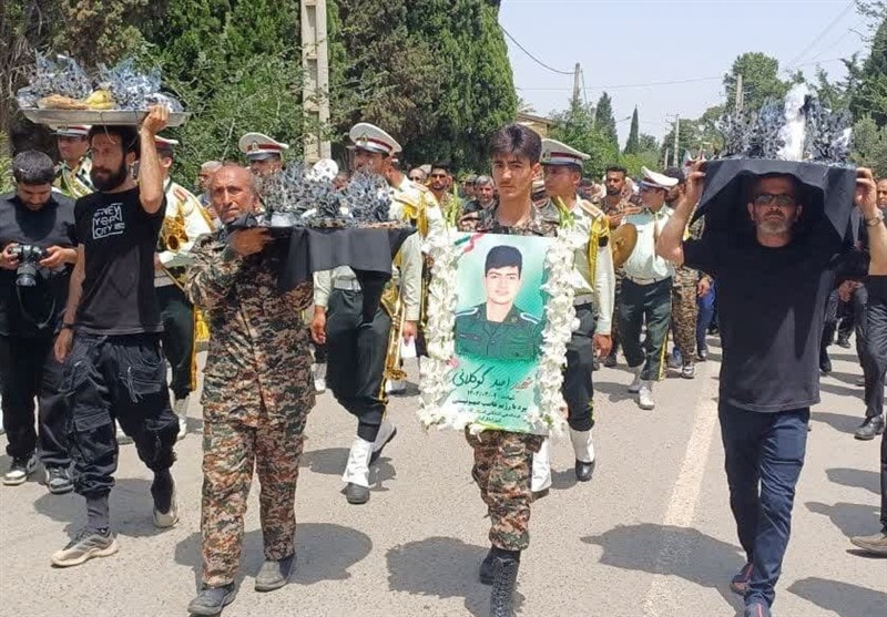 علی‌آبادکتول 2 فرزند شهیدش را در آغوش گرفت+تصاویر