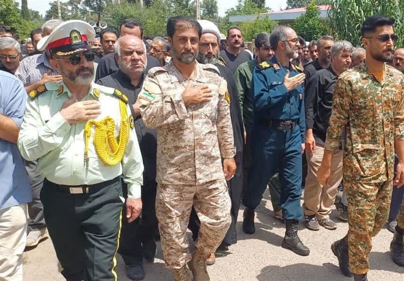 علی‌آبادکتول 2 فرزند شهیدش را در آغوش گرفت+تصاویر