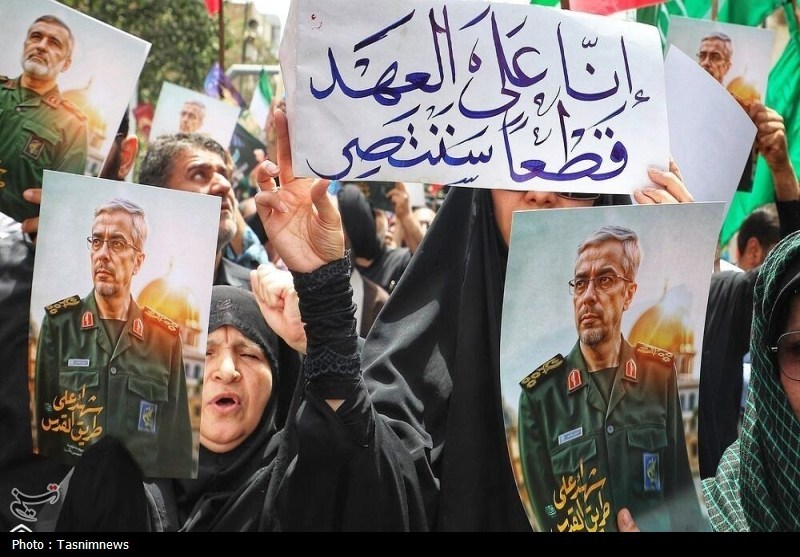 وداع حماسی با قهرمانان وطن؛ شهدای مقاومت بر دوش مردم قم+ تصاویر