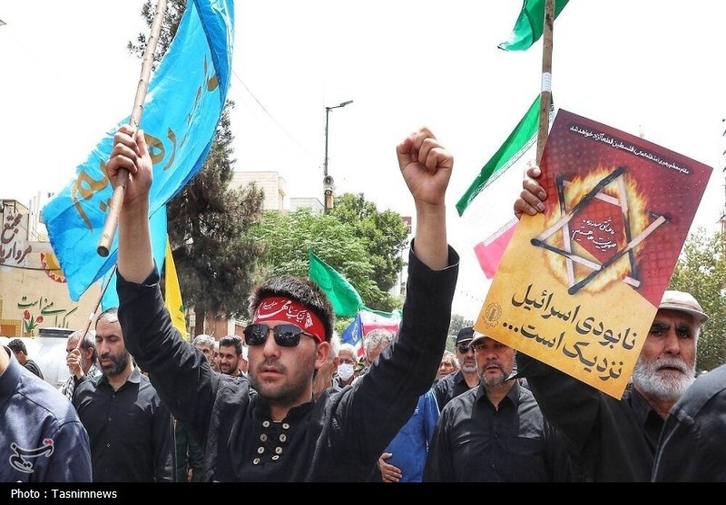 وداع حماسی با قهرمانان وطن؛ شهدای مقاومت بر دوش مردم قم+ تصاویر
