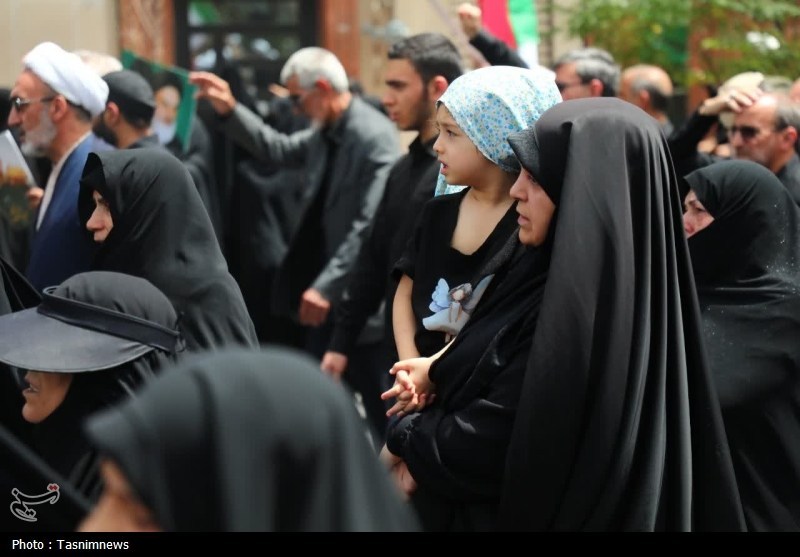 وداع حماسی با قهرمانان وطن؛ شهدای مقاومت بر دوش مردم قم+ تصاویر