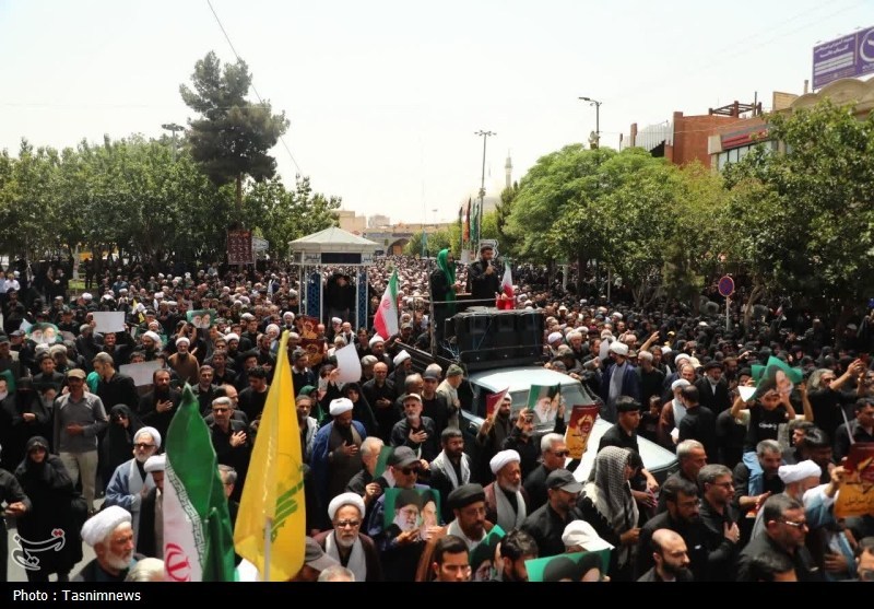 وداع حماسی با قهرمانان وطن؛ شهدای مقاومت بر دوش مردم قم+ تصاویر