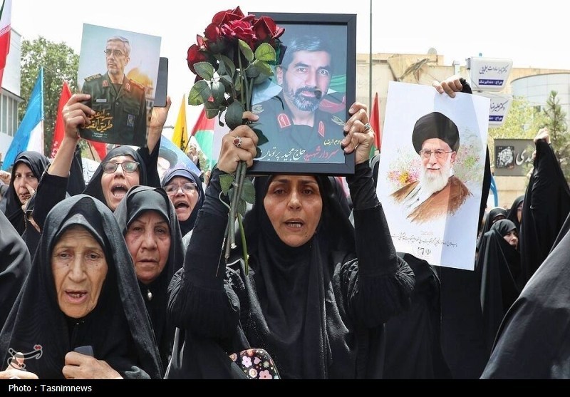 وداع حماسی با قهرمانان وطن؛ شهدای مقاومت بر دوش مردم قم+ تصاویر