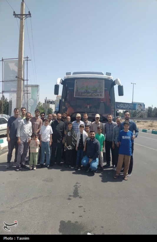 کارگرانی که امام را فراموش نکردند؛ پای رهبری ایستاده‌ایم