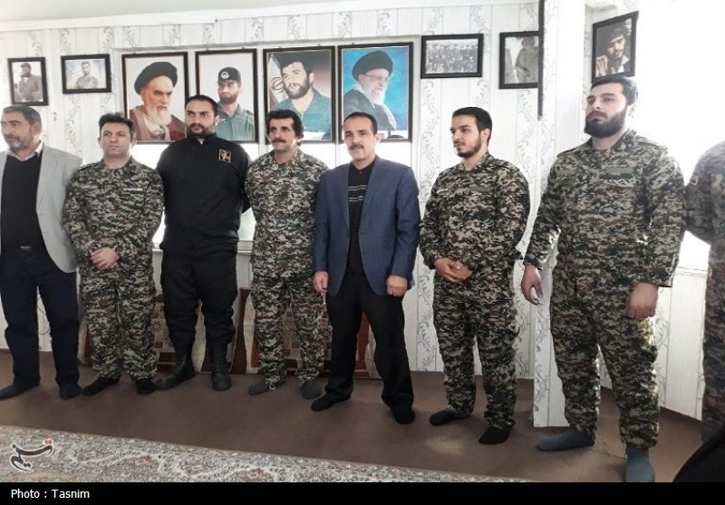 کارگرانی که امام را فراموش نکردند؛ پای رهبری ایستاده‌ایم